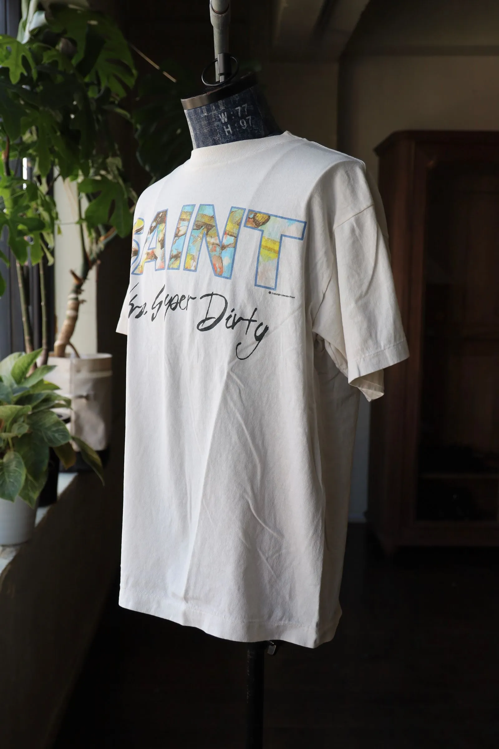 SAINT Mxxxxxx SS TEE/SUPER DIRTY/WHT oil painting SAINT SUPER DIRTY slogan TEE off-white S-XL Made of original OE yarn tube weaving without side seams to distinguish the split fabrics original consistent VINTAGE label/little angel anti-counterfeiting label top printing technology highly restored original details